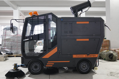 駕駛式掃地車清潔學校地面